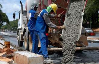Trabalhadores utilizam cimento em obra em Belo Horizonte (MG) 
06/03/2012
REUTERS/Washington Alves 