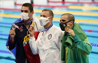 Bruno Fratus exibe a sua medalha de bronze ao lado de Dressel (ouro) e Manadou (prata)