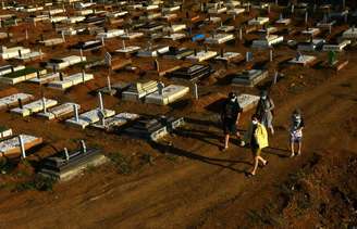 Área de sepultamentos fornecida pelo governo para vítimas da Covid-19 em Gowa, na Indonésia
27/07/2021 Antara Foto/Abriawan Abhe/via Reuters