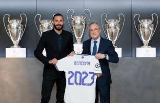 Karim Benzema assinou contrato com o Real Madrid junto com Florentino Pérez (Foto: Víctor Carretero / Real Madrid)
