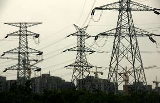 Linhas de transmissão de energia nos arredores de Pequim
24/05/2011 REUTERS/David Gray  
