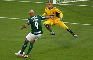 Diego Alves em saída no Centenário: Flamengo perdeu a decisão para o Palmeiras (Foto: EITAN ABRAMOVICH / AFP)