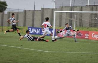 Garotos do sub-16 do Tricolor bateram o Galo e avançaram com 2ª vitória seguida (Foto: José Tramontin/Athletico-PR)