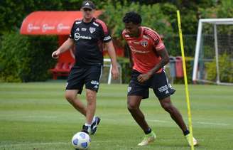 Rogério Ceni observa Arboleda no treino deste sábado no CT da Barra Funda (Foto: Rubens Chiri/saopaulofc.net)