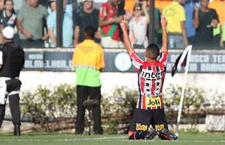 Marcos Guilherme comemora gol pelo Tricolor contra o Vasco, em São Januário (Foto: Rubens Chiri/saopaulofc.net)