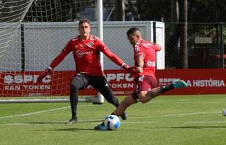 Luciano treina finalização durante trabalhos desta manhã, no CT da Barra Funda (Foto: Divulgação/São Paulo FC)