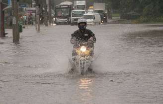 Forte chuva atinge a cidade de São Paulo na tarde desta segunda-feira, 28.