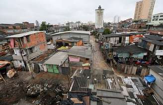 Em 2021, havia um ápice de 62,525 milhões de brasileiros abaixo da linha de pobreza, sobrevivendo com menos de R$ 16,20 por dia