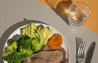 Nutricionista explica o que acontece ao tomar água junto com a refeição