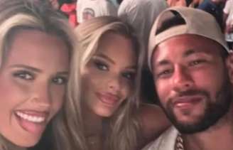 Neymar posa com modelos gringas