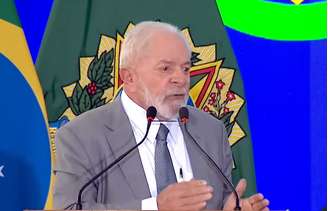 Lula durante assinatura do projeto de lei que regulamenta motoristas por app