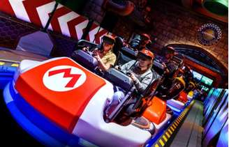 A principal atração da área temática traz o jogo Mario Kart para a vida real, simulando as corridas com os visitantes no lugar dos personagens