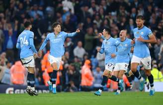 Manchester City comemorando. 