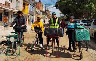 Integrantes da Ciclolog, que realiza o projeto Bike Som na periferia da zona leste de São Paulo, na região de São Miguel Paulista. 