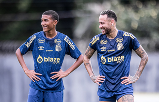 Neymar 'adota' filho de Robinho em 1º treino no Santos: 'Transcende o futebol'
