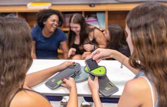 Alunos deixam celular em bolsas com lacre magnético que não permite que o aparelho seja ligado em escola particular de São Paulo.