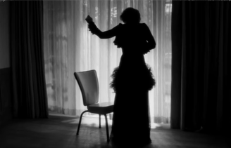 Fernanda Torres publica vídeo com spoiler de seu look para o Oscar 2025