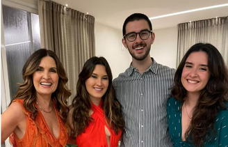 Fátima Bernardes com os trigêmeos Laura, Vinícius e Beatriz