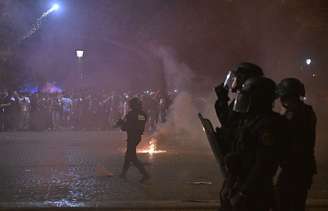 Policiais entram em confronto com torcedores do PSG