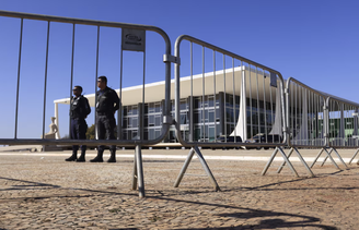 Praça dos Três Poderes foi fechada na madrugada deste sábado.