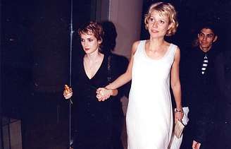 Winona Ryder e Gwyneth Paltrow aparecem de mãos dadas durante o Globo de Ouro de 1998, em Los Angeles