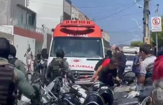 Ambulância e policiais estão na região da escola onde ocorreu o atentado