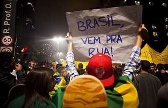 Passeata na Paulista: palco da direita e da esquerda