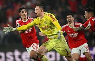 Anatoliy Trubin, goleiro do Benfica, foi o autor do gol que garantiu a classificação do time português aos playoffs da Liga dos Campeões após a vitória contra o Real Madrid