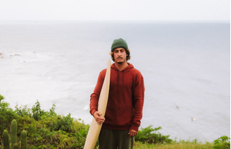 O surfista brasileiro Yam Wisman, 23, morreu em colisão entre motos nas Filipinas