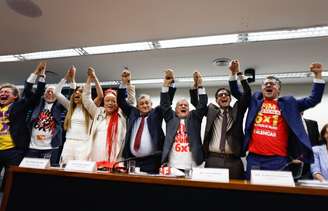 Comissão da Câmara aprova PEC que acaba com escala 6x1 e reduz jornada para 40 horas