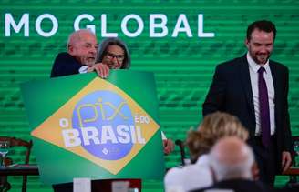 O presidente Luiz Inácio Lula da Silva, acompanhado da primeira-dama Janja Lula da Silva, e Dário Durigan, ministro da Fazenda, no Conselhão