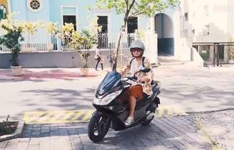 Leilane Neubarth chegando à Globo em sua scooter