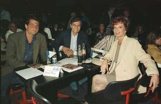 Tarcísio Filho, Tarcísio Meira e Glória Menezes em foto tirada em novembro de 1992. Atriz morreu na mesma semana do aniversário de 62 anos do filho, em 2026.