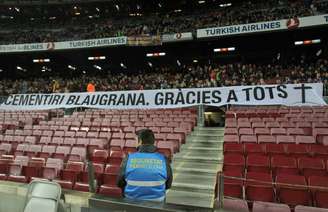 Setor do Camp Nou está com faixa com os dizeres "cemitério blaugrana, obrigado a todos"