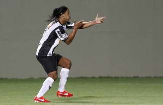 <p>Em ótima fase, Ronaldinho marcou de pênalti e também fez um golaço no segundo tempo</p>