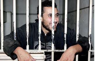 Carlos Eduardo Sundfeld Nunes, o Cadu, sorri na cela após ser preso, em 2010