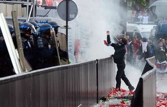 <p>Comemoração do Paris Saint-Germain por conquista do Campeonato Francês tem festa nas ruas e tumulto entre torcedores e policiais; confira imagens</p>