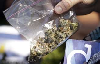 <p>Saco de maconha em feira da droga no Estado de Washington: a legalização é a tendência geral dos EUA?</p>