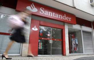 Agência bancária do Santander no Rio de Janeiro. O Santander Brasil, maior banco estrangeiro no país, anunciou nesta quinta-feira que teve lucro líquido recorrente de 1,409 bilhão de reais no quarto trimestre, queda de 12,3 por cento sobre igual período de 2012. 7/10/2009.