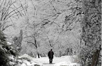 Eexposição ao frio pode acarretar aumento da pressão arterial e a retração dos vasos sanguíneos