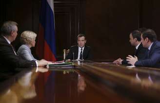 <p>Primeiro-ministro russo, Dmitry Medvedev da Rússia preside uma reunião com vice-premier Arkady Dvorkovich (segundo a direita), em Moscou, em 14 de abril</p>