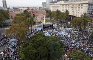 <p>Manifestantes se reúnem na Praça de Maio durante comício em frente à Casa Rosada, em 14 de maio </p>