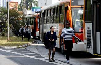 <p>Ônibus bloquearam faixas na avenida Eusébio Matoso nesta quarta-feira</p>