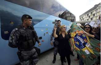 Professores protestam perto do ônibus que seria da seleção brasileira, durante uma manifestação em frente ao hotel no Rio de Janeiro em que a seleção brasileira se reuniu antes de seguir para a concentração na Granja Comary, em Teresópolis. 26/05/2014.