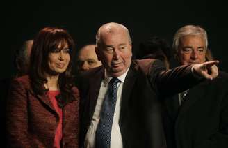 Julio Grondona aponta ao lado de Cristina Kirchner, presidente da Argentina