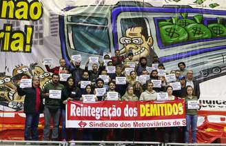 <p>Metroviários fizeram atos pela reintegração dos funcionários demitidos durante a greve</p>