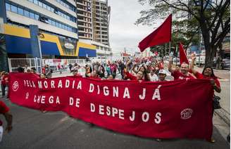 Membros do MTST marcharam por moradia em São Paulo nesta segunda-feira