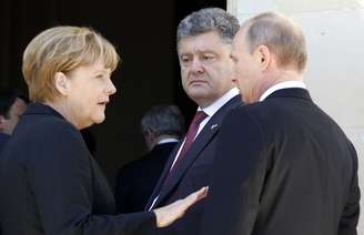 <p>A chanceler alemã, Angela Merkel, o presidente da Ucrânia, Petro Poroshenko, e o presidente russo, Vladimir Putin, conversam durante as cerimônias do 70° aniversário do Dia D, na França, em 6 de junho. O trio assistirá à partida entre Alemanha e Argentina neste domingo </p><p> </p>