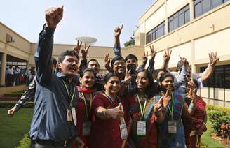 <p>Cientistas indianos e funcionários da Organização de Pesquisa Espacial comemoram o sucesso da missão Mars Orbiter no complexo de Telemetria, Rastreamento e Comando de Rede em Bangalore, Índia, nesta quarta-feira, 24 de setembro</p>