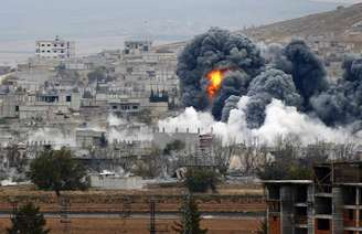 <p>Explosão após ataque aéreo no centro de Kobani, na Síria. Foto tirada do lado turco da fronteira. 17/11/2014</p>
